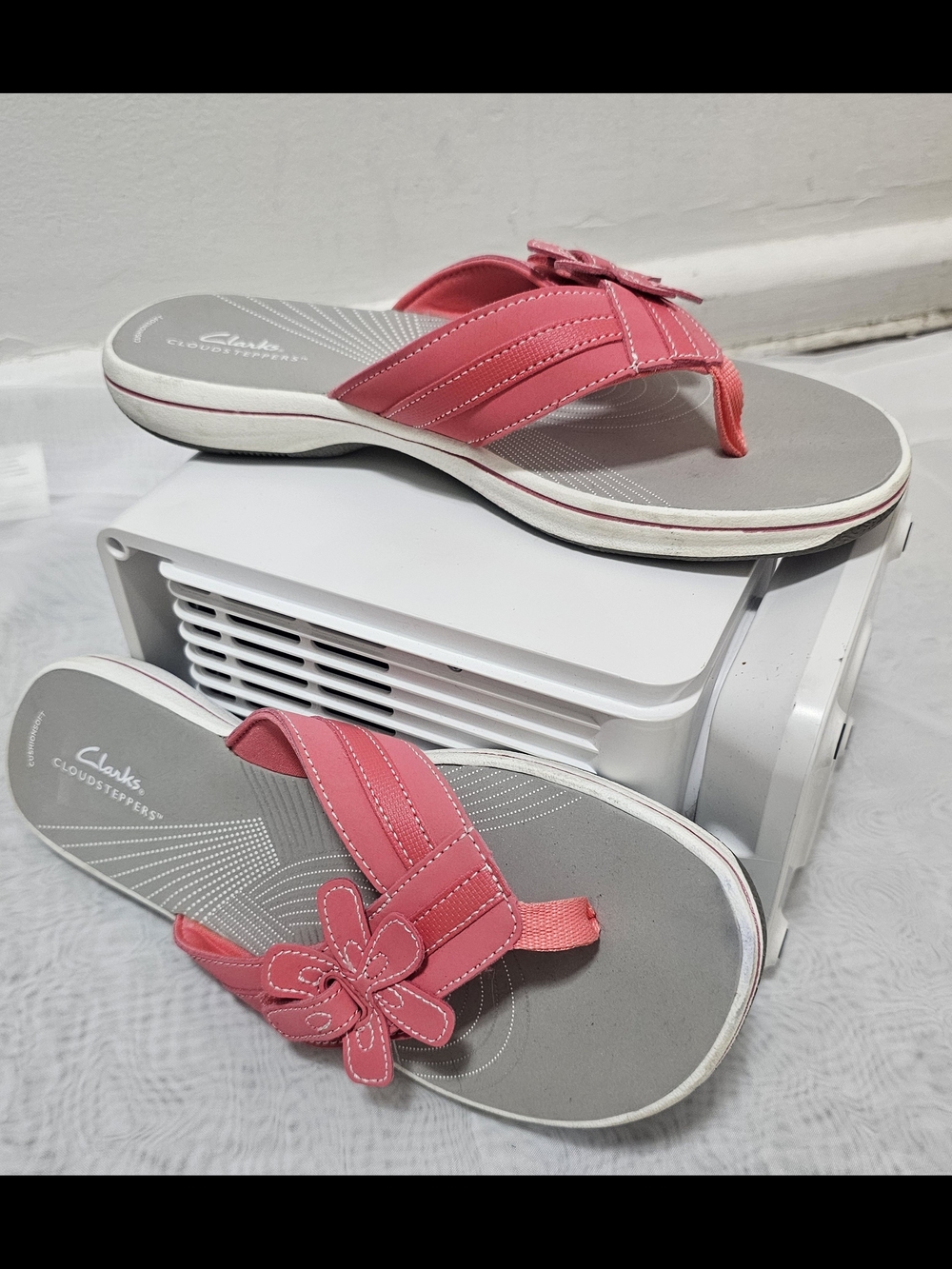 Clarks Women's Pink Gray Floral Thong Sandals Slip On Leather Cushioned Size 10 - Picture 2 of 16